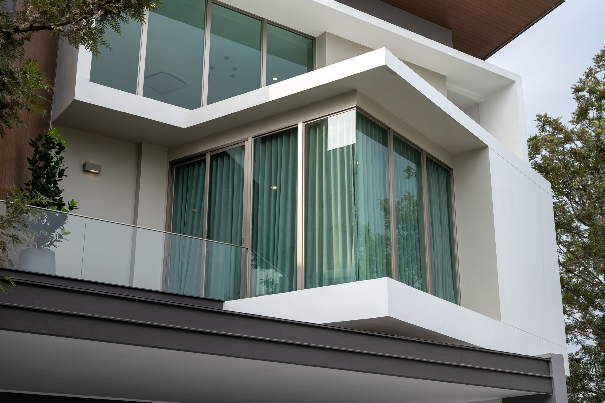 Aluminum Corner Openable Doors | Totem India